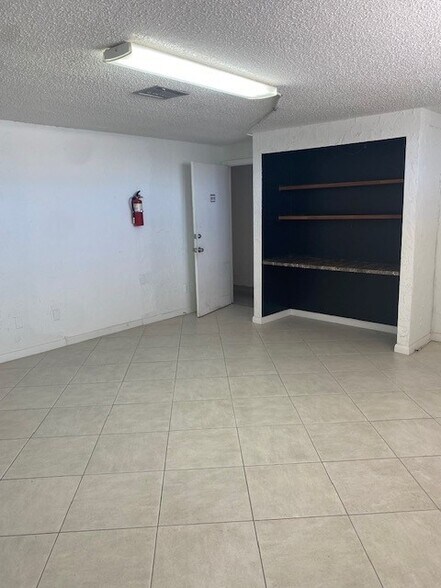 5800 Houchin St, Naples, FL à louer - Photo du bâtiment - Image 3 de 14