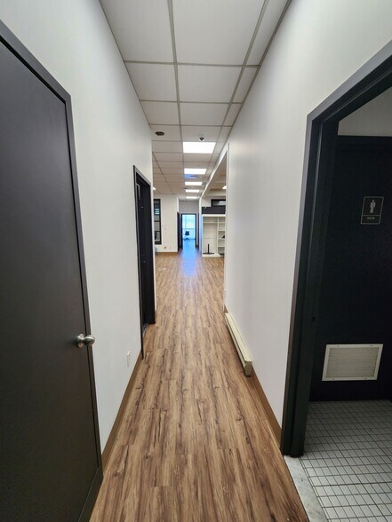 2420-2440 Boul Industriel, Laval, QC for lease - Interior Photo - Image 3 of 17