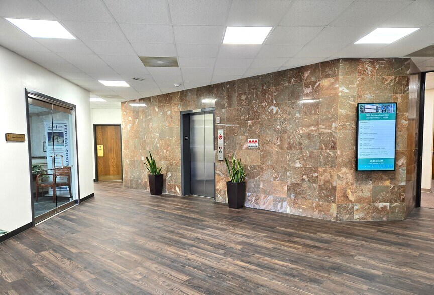 7400 Baymeadows Way, Jacksonville, FL à louer - Photo du bâtiment - Image 2 de 11