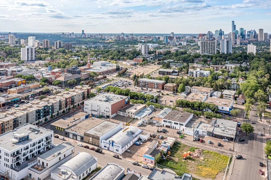 8109-8113 102 St NW, Edmonton, AB à louer - Aérien - Image 3 de 6