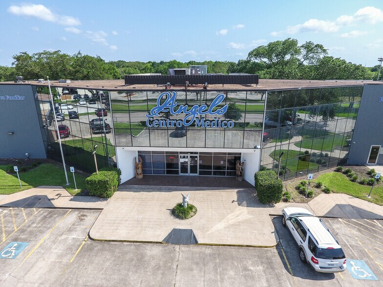 722 Fairmont Pky, Pasadena, TX à louer - Photo du bâtiment - Image 2 de 32