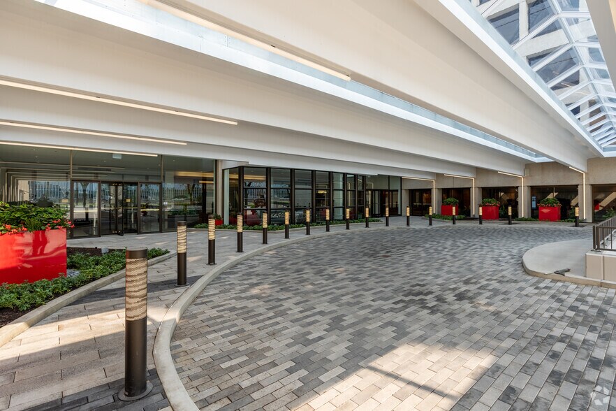 8725 W Higgins Rd, Chicago, IL à louer - Photo du bâtiment - Image 3 de 26