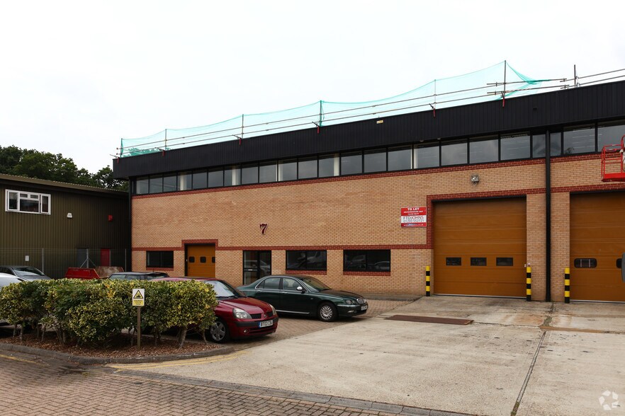 Newton Rd, Crawley à louer - Photo du bâtiment - Image 2 de 4