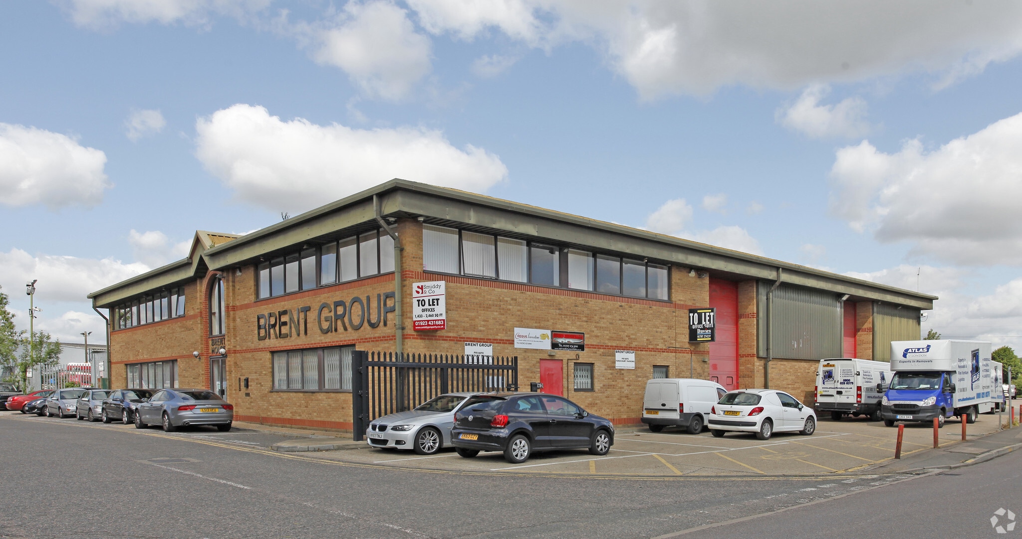 Travellers Ln, North Mymms for lease Primary Photo- Image 1 of 9