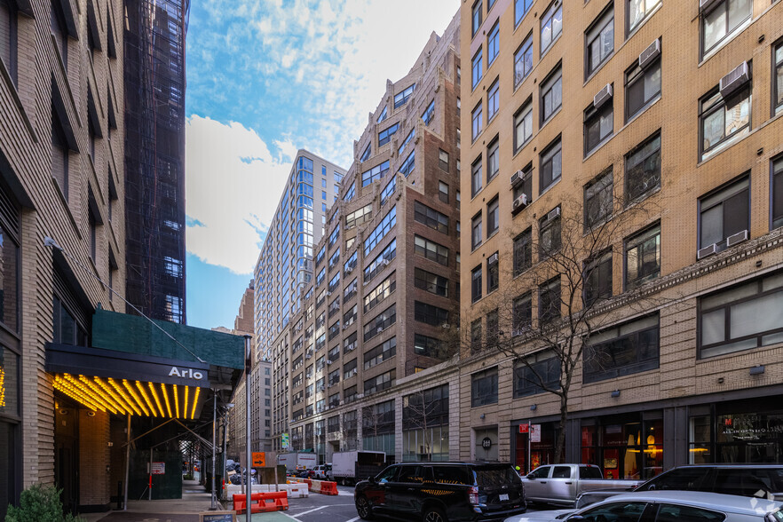 330 W 38th St, New York, NY for lease - Building Photo - Image 1 of 7