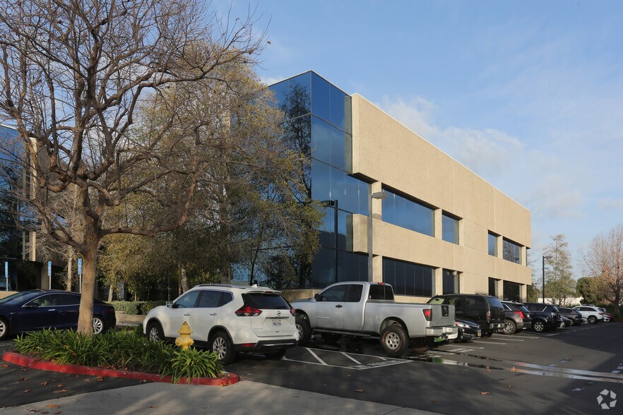 2002 E McFadden Ave, Santa Ana, CA for lease - Building Photo - Image 2 of 7