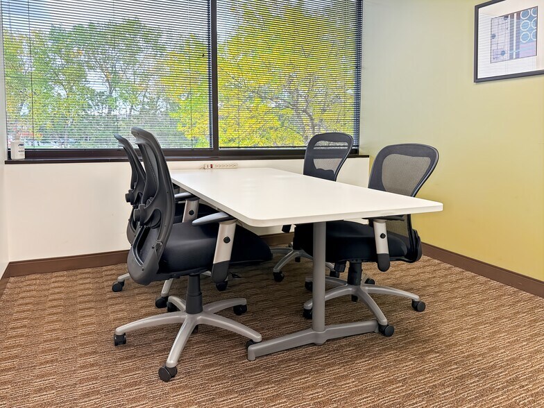 860 Blue Gentian Rd, Eagan, MN à louer - Photo intérieure - Image 2 de 16