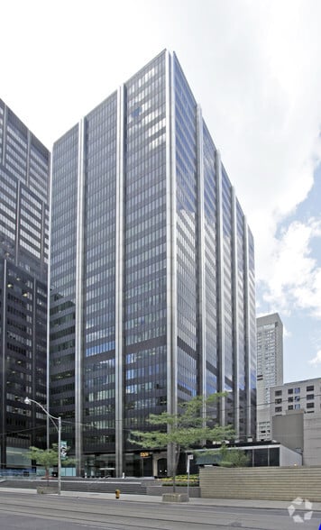 120 Adelaide St W, Toronto, ON for lease - Building Photo - Image 3 of 28