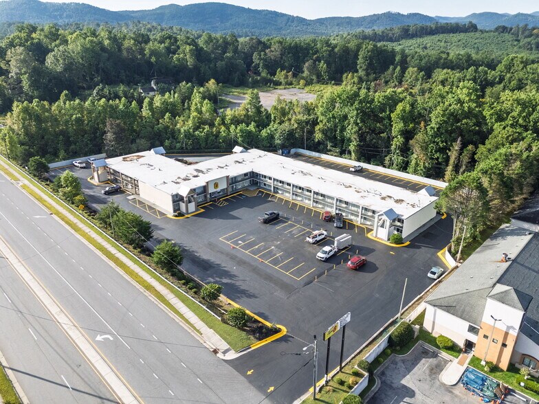 2402 S Sterling St, Morganton, NC à vendre - Photo du bâtiment - Image 3 de 46