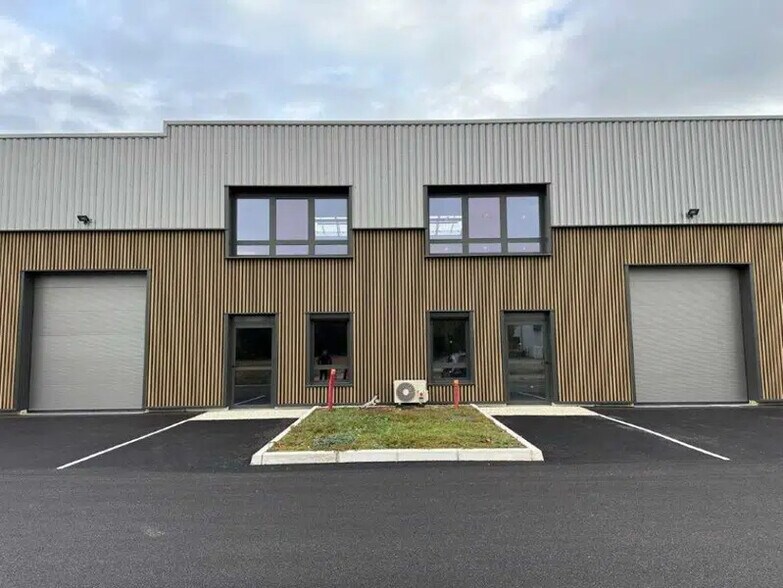 225 Avenue Des Marronniers, Bourgoin-Jallieu à louer - Photo du bâtiment - Image 2 de 10