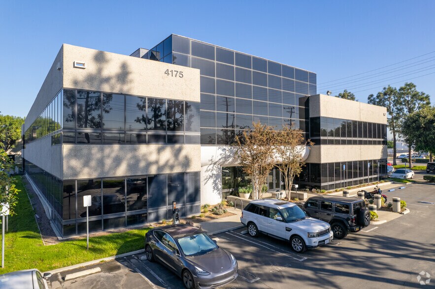 4175 E La Palma Ave, Anaheim, CA à louer - Photo du bâtiment - Image 2 de 15