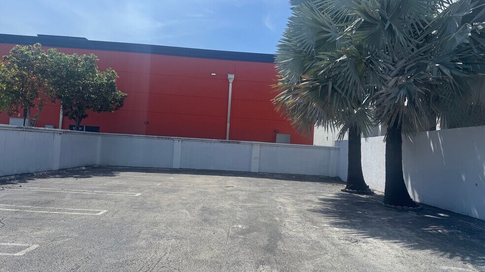 1785 NE Broad Cswy, North Miami Beach, FL à louer - Photo du bâtiment - Image 3 de 23