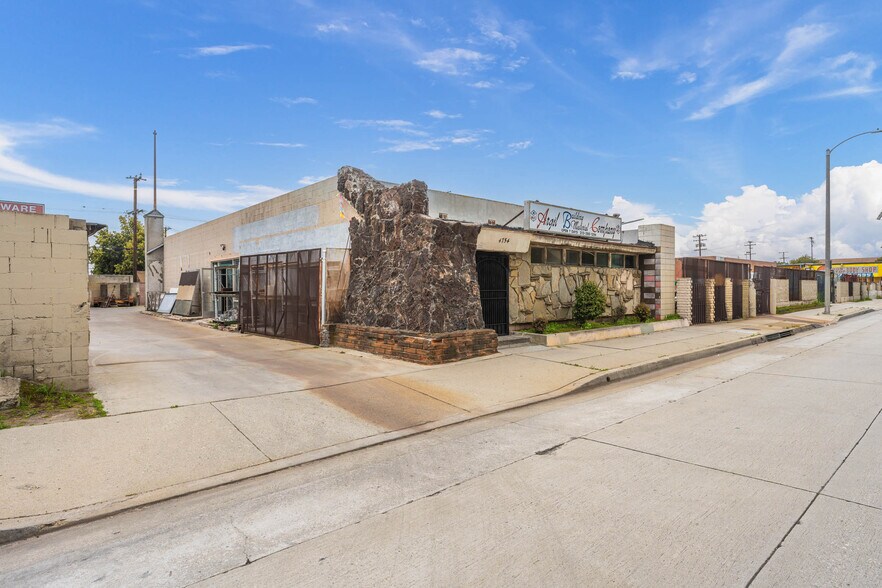 4754 Floral Dr, Los Angeles, CA à vendre - Photo du bâtiment - Image 3 de 9