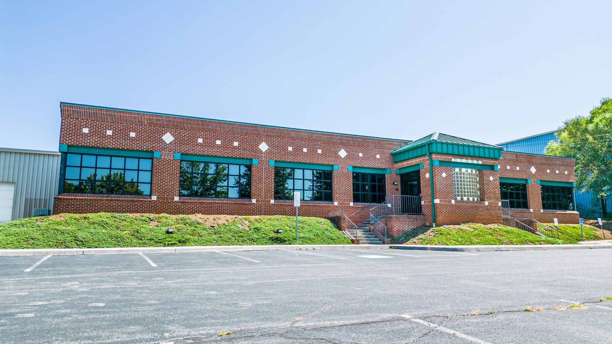 3845 Thirlane Rd NW, Roanoke, VA à vendre Photo du bâtiment- Image 1 de 1