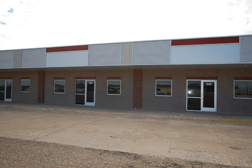 302-340 E 40th St, Lubbock, TX for lease - Building Photo - Image 1 of 6