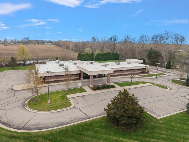 1794 N Lapeer Rd, Lapeer, MI à louer - Photo du bâtiment - Image 2 de 53