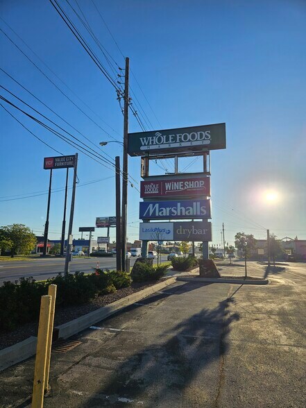 4900 Shelbyville Rd, Louisville, KY à louer - Photo du bâtiment - Image 3 de 6