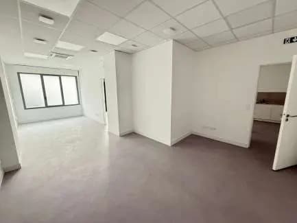 44 Place Francois Mitterrand, Savigny-le-Temple for lease - Interior Photo - Image 1 of 4