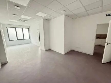 44 Place Francois Mitterrand, Savigny-le-Temple for lease Interior Photo- Image 1 of 5