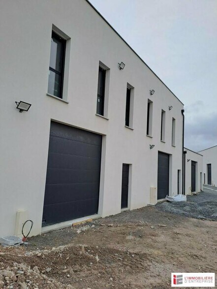 Bureau dans Noyal-Châtillon-sur-Seiche à louer - Photo du bâtiment - Image 3 de 7