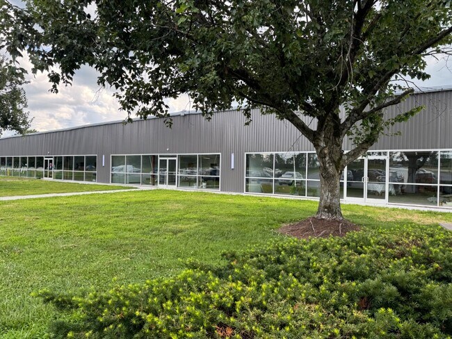 Plus de détails pour 675 Hennessy Way, Bowling Green, KY - Local d'activités à louer