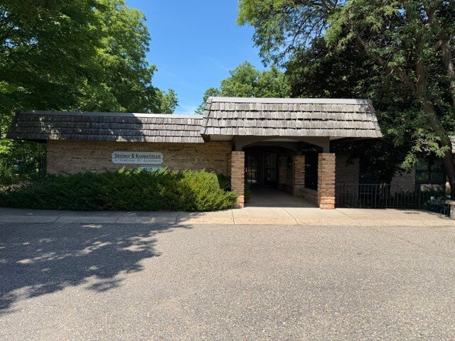 18340 Minnetonka Blvd, Deephaven, MN à louer - Photo du bâtiment - Image 2 de 19