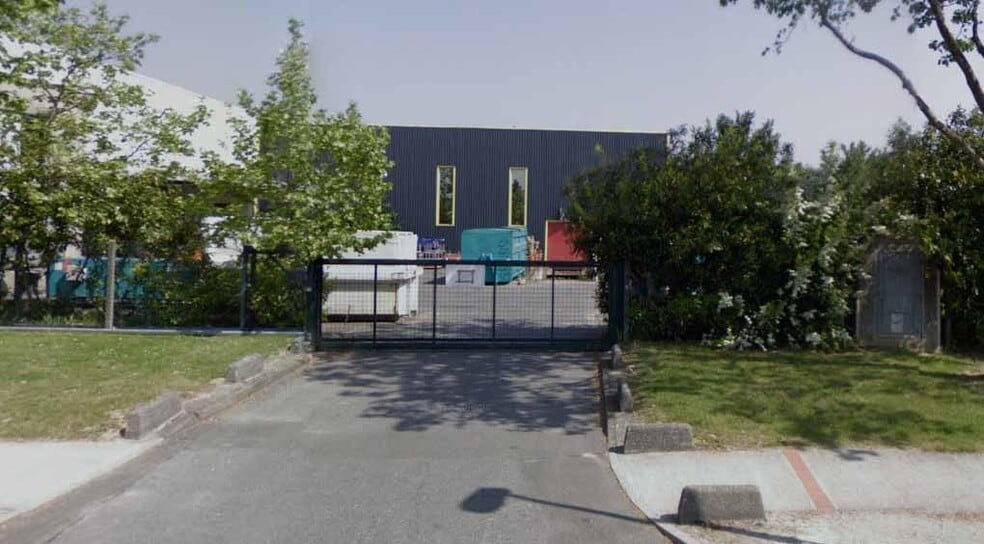 Industrial in Bondoufle for lease - Building Photo - Image 1 of 6