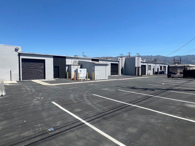 Four Unit Muli-Tenant Industrial portfolio of 2 properties for sale on LoopNet.ca - Building Photo - Image 1 of 19