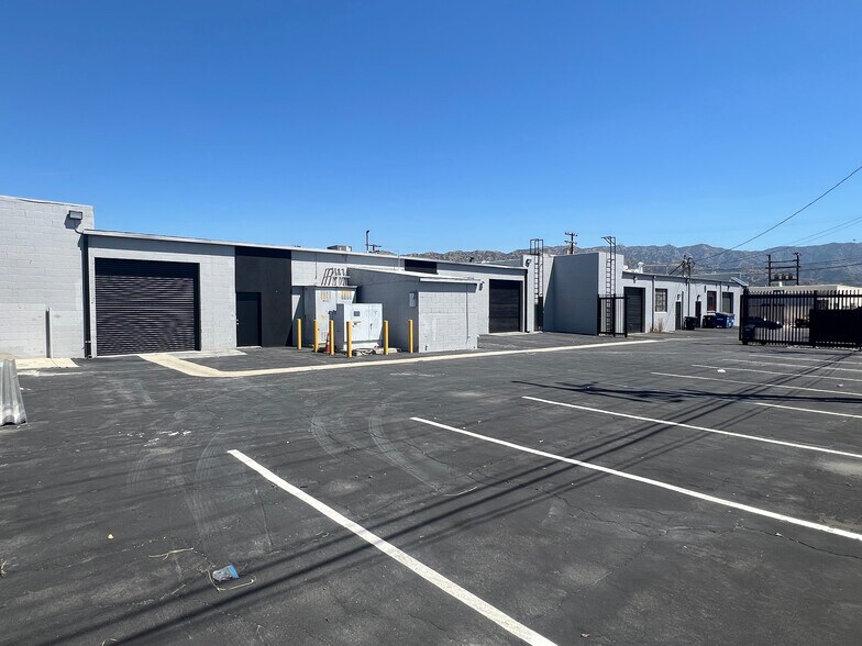 Four Unit Muli-Tenant Industrial portefeuille de 2 propriétés à vendre sur LoopNet.ca - Photo du bâtiment - Image 1 de 19