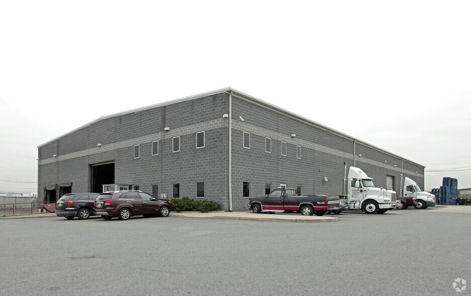 629 Henry St, Elizabeth, NJ à louer - Photo du bâtiment - Image 2 de 11