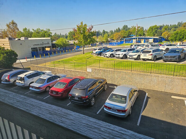 270 Laguna Rd, Fullerton, CA à louer - Photo du bâtiment - Image 3 de 6