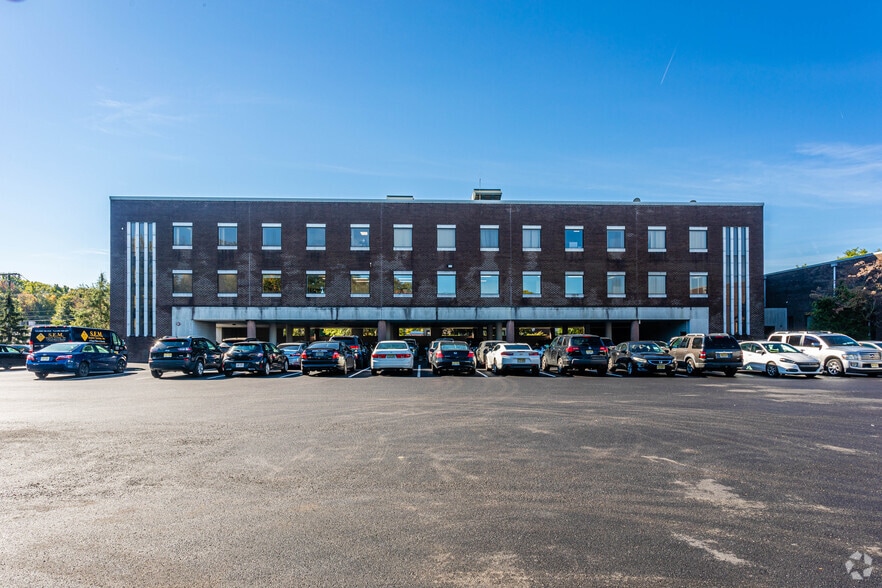 12 Daniel Rd, Fairfield, NJ à louer - Photo du bâtiment - Image 3 de 7