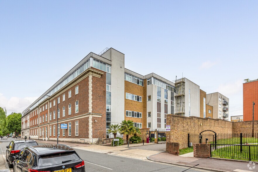 5 Vicarage Ln, Londres à louer - Photo du bâtiment - Image 2 de 3