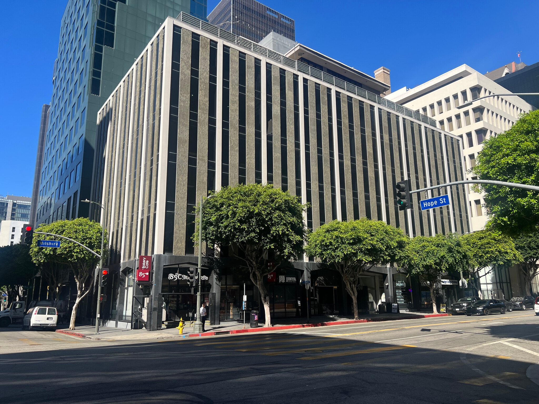 700 Wilshire Blvd, Los Angeles, CA à louer Photo du bâtiment- Image 1 de 6