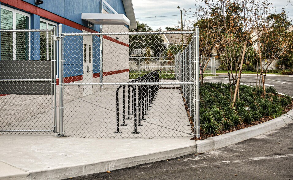 2220 S 62nd Ave, Saint Petersburg, FL à louer - Photo du bâtiment - Image 3 de 10