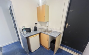 214 Albert Rd, Bolton for lease Interior Photo- Image 2 of 5