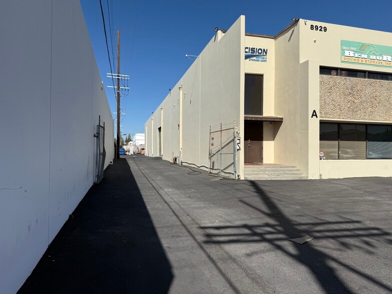 8929 Oso Ave, Chatsworth, CA for lease - Building Photo - Image 3 of 19