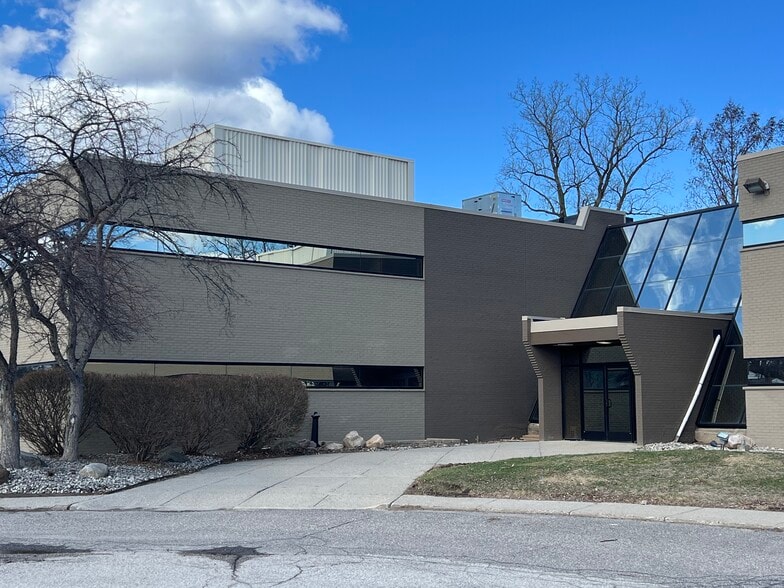 20300 W 12 Mile Rd, Southfield, MI à louer - Photo du bâtiment - Image 2 de 18