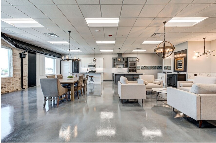 3110 N Interstate Dr, Norman, OK for lease - Interior Photo - Image 2 of 26