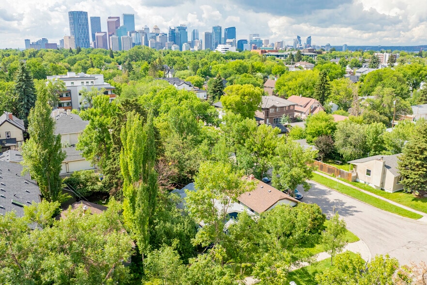 301 15 Av NE, Calgary, AB à vendre - Photo du bâtiment - Image 2 de 3