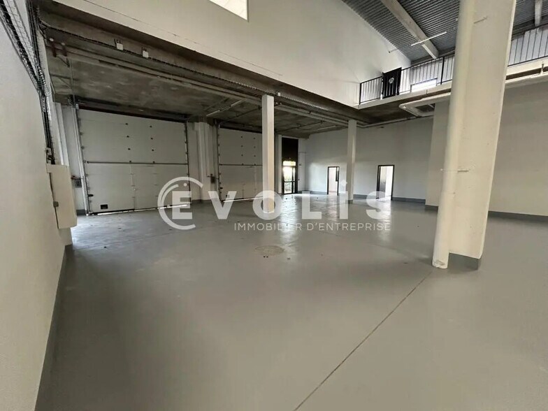 Flex in Lisses for lease - Interior Photo - Image 2 of 11