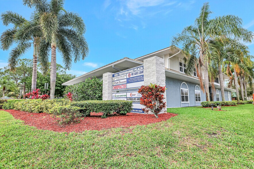 550 SE Port St Lucie Blvd, Port Saint Lucie, FL à louer - Photo du bâtiment - Image 2 de 4