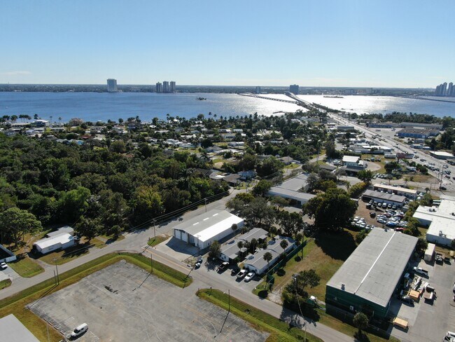 Plus de détails pour 40 Willis Rd, North Fort Myers, FL - Multi-résidentiel à vendre