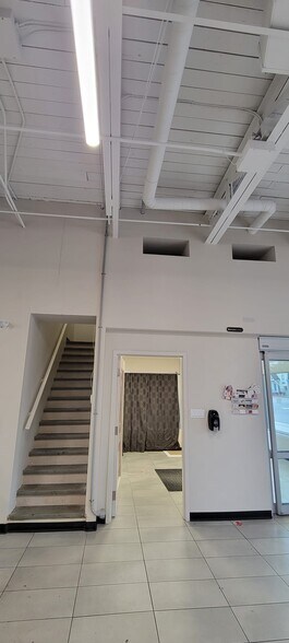 190 Sharpe St E, Gravenhurst, ON à louer - Photo du bâtiment - Image 2 de 8