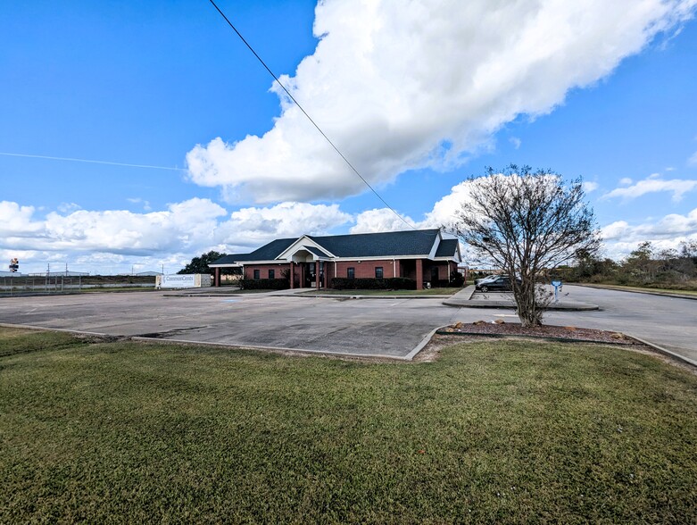 8109 Smith Rd, Beaumont, TX for sale - Primary Photo - Image 2 of 35