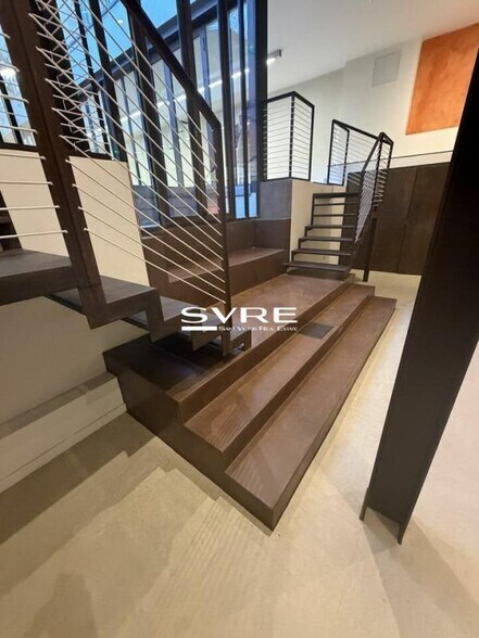 Office in Marseille for lease - Building Photo - Image 3 of 9