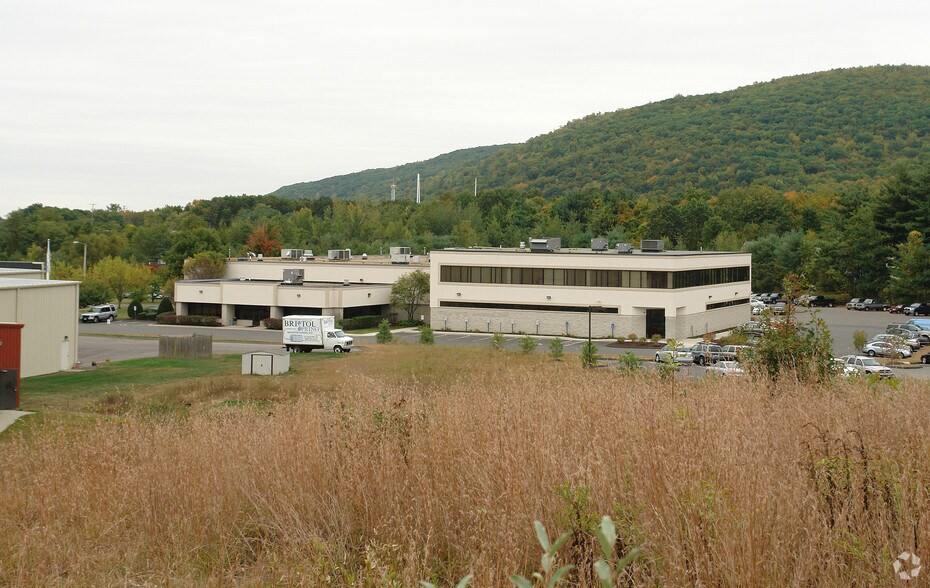110 Halcyon Dr, Bristol, CT à vendre - Photo du bâtiment - Image 3 de 3
