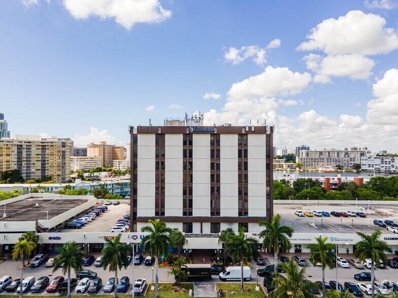 2500 E Hallandale Beach Blvd, Hallandale Beach, FL à louer - Photo du bâtiment - Image 2 de 23