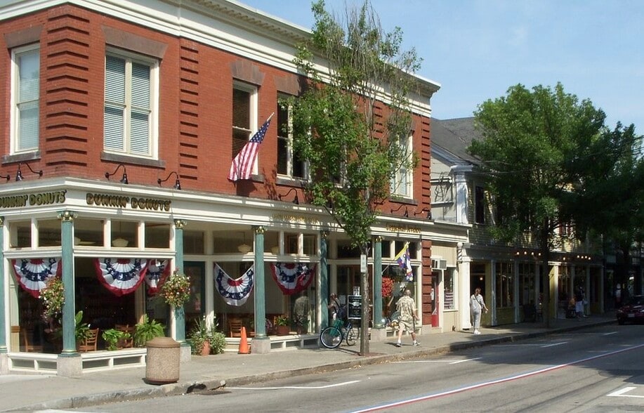 467 Hope St, Bristol, RI à louer - Photo du bâtiment - Image 1 de 1