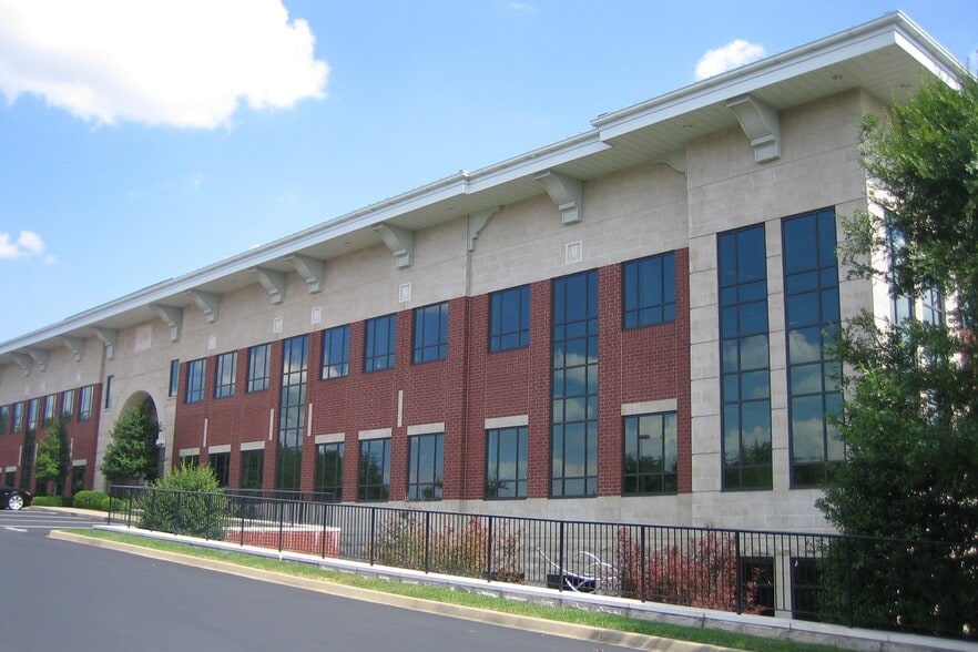 1700 Eastpoint Pky, Louisville, KY à louer - Photo du bâtiment - Image 2 de 5